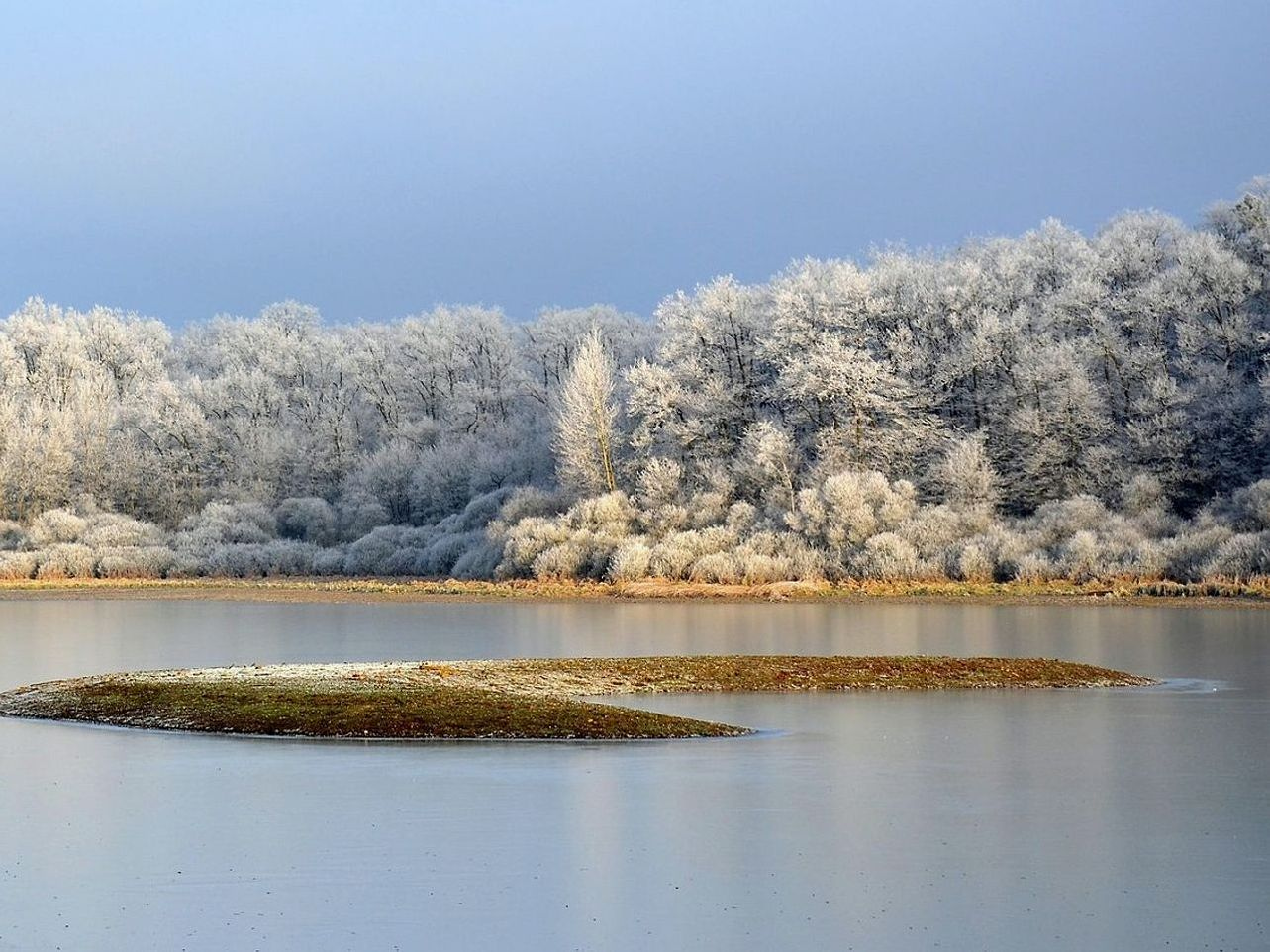 El mismo lago bajo el hielo en cuatro estaciones diferentes